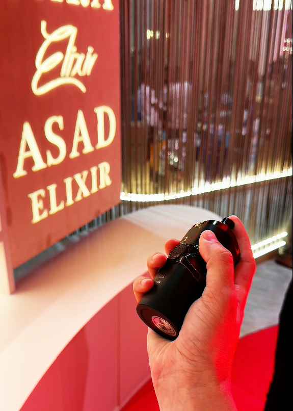 Lattafa Asad Elixir detalle del pulverizador y textura del frasco