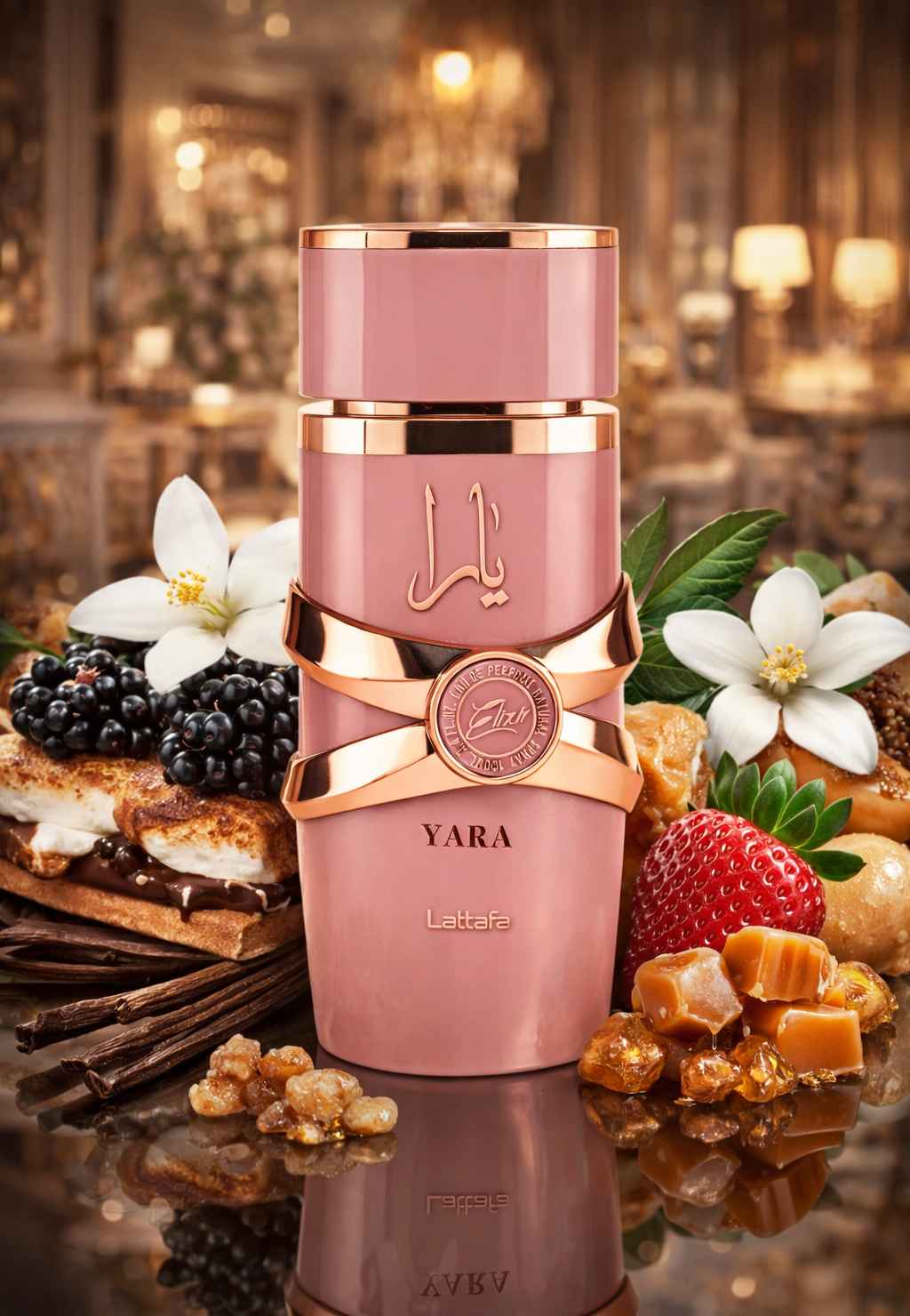 Lattafa Yara Elixir frasco rodeado de fresa, vainilla y caramelo sobre mesa