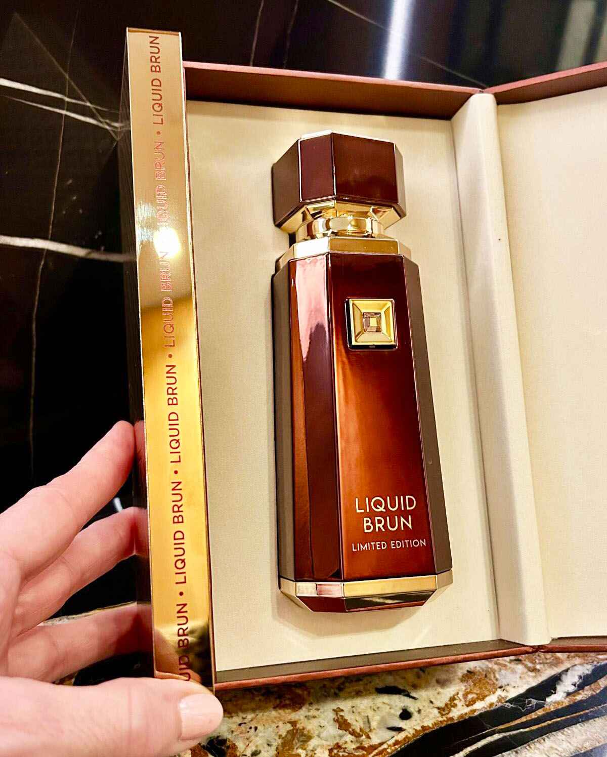 French Avenue Liquid Brun Limited Edition producto real con caja y frasco en foto neutra