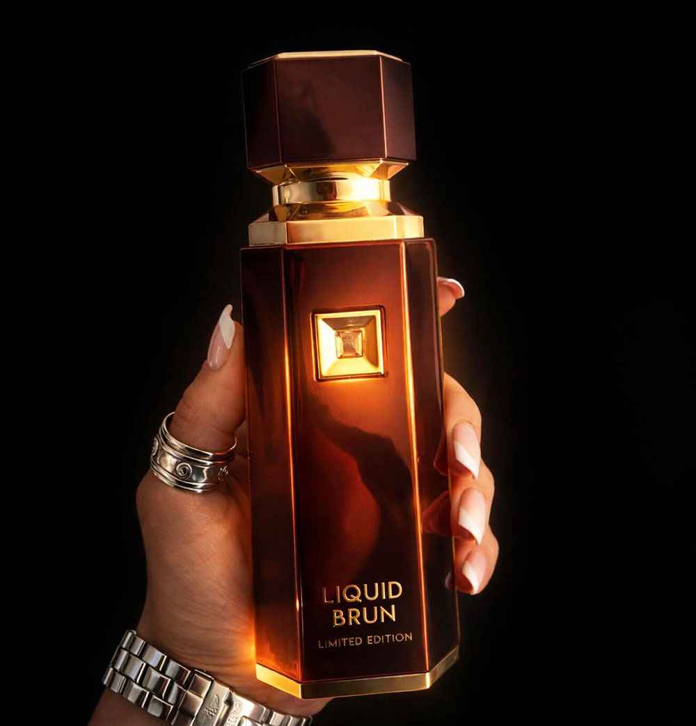 French Avenue Liquid Brun Limited Edition frasco sostenido en mano mostrando tamaño real