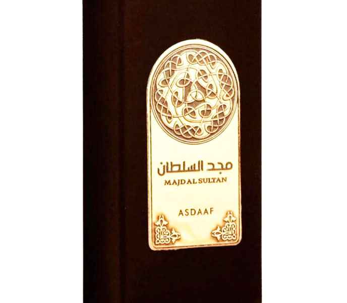 Asdaaf Majd Al Sultan frasco sostenido en la mano en luz natural
