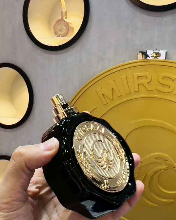 Mirsaal Valentine detalle del pulverizador y tapón del frasco