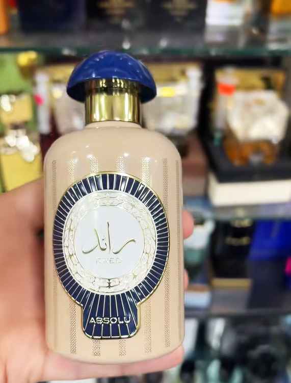 Lattafa Raed Absolu frasco sostenido en la mano mostrando tamaño real del perfume