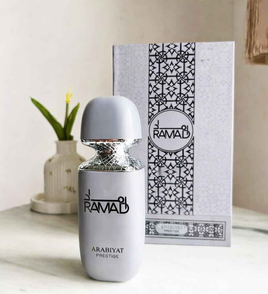 Ramad Arabiyat Prestige frasco colocado sobre mesa junto a su caja abierta