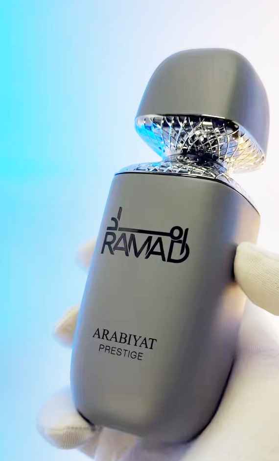 Ramad Arabiyat Prestige frasco sostenido en la mano mostrando tamaño real del perfume