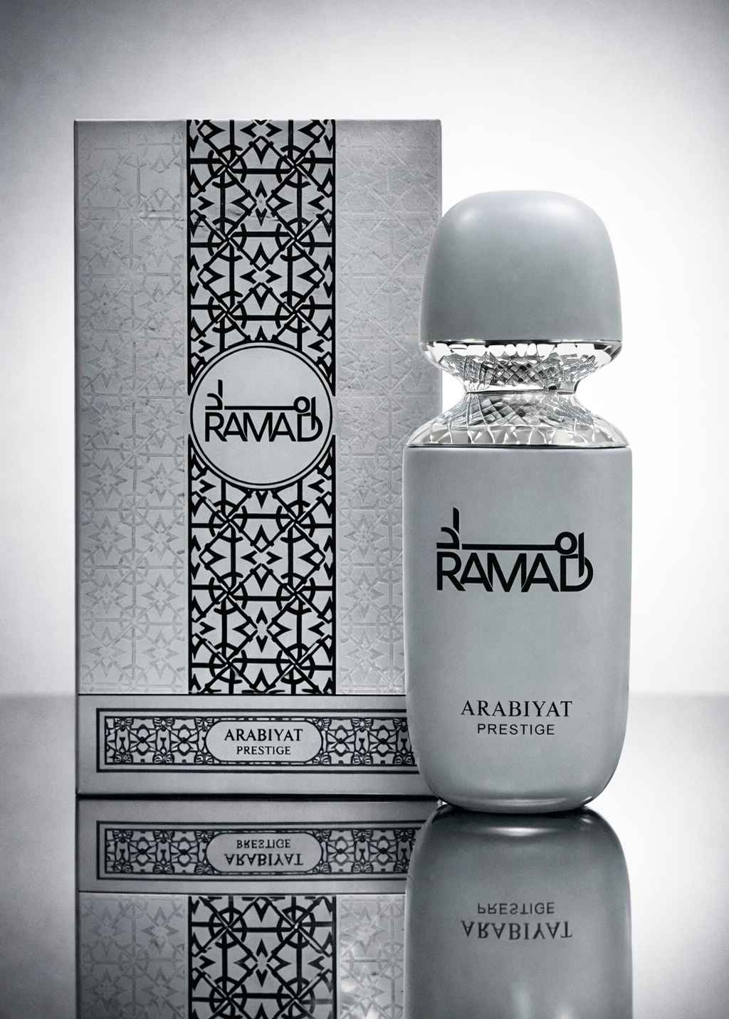 Ramad Arabiyat Prestige caja original y frasco juntos sobre fondo blanco de estudio