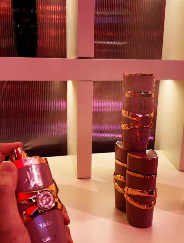 Lattafa Yara Elixir detalle del pulverizador y acabado del frasco