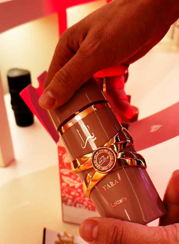 Lattafa Yara Elixir frasco sostenido en la mano mostrando tamaño real