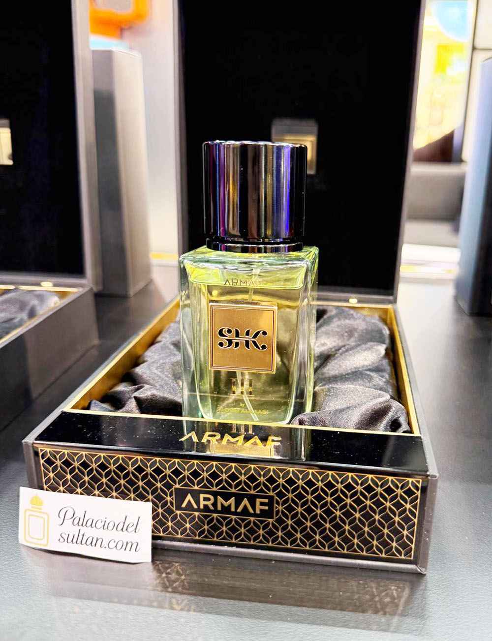 perfume armaf shk iii estilo catálogo con fondo neutro