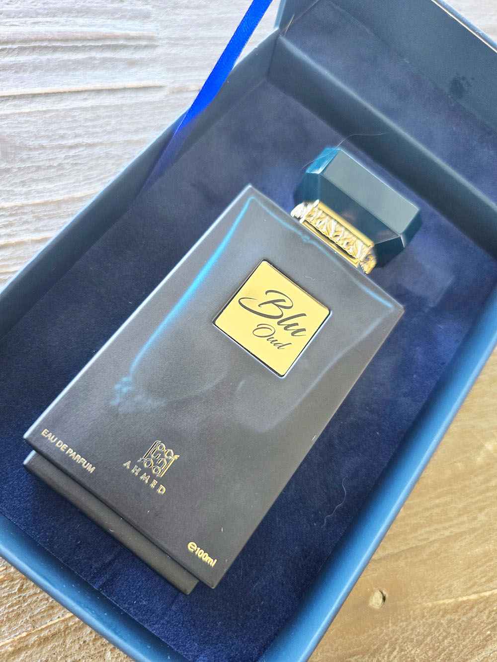 Blu Oud Ahmed Al Maghribi frasco sostenido en mano mostrando tamaño real