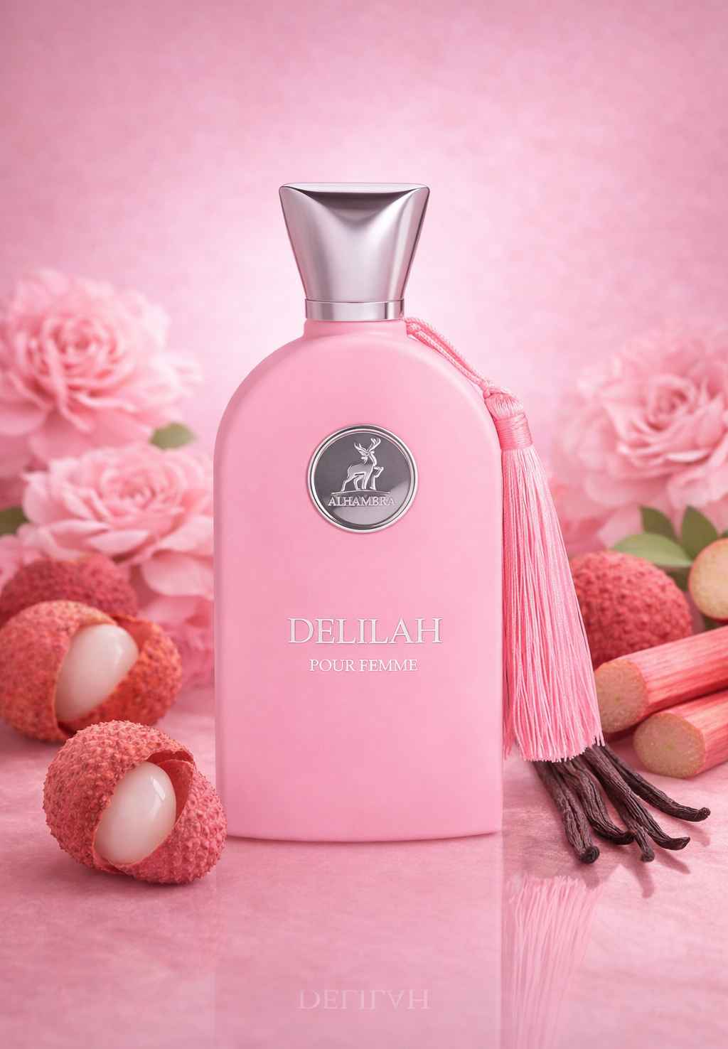 Maison Alhambra Delilah frasco rodeado de flores rosadas y frutas en ambiente elegante