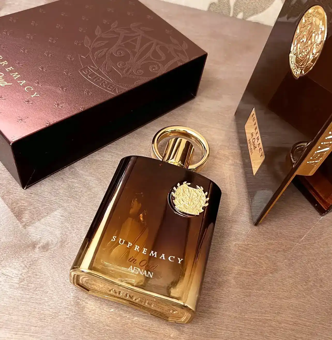 Afnan Supremacy in Oud detalle del pulverizador y acabados dorados