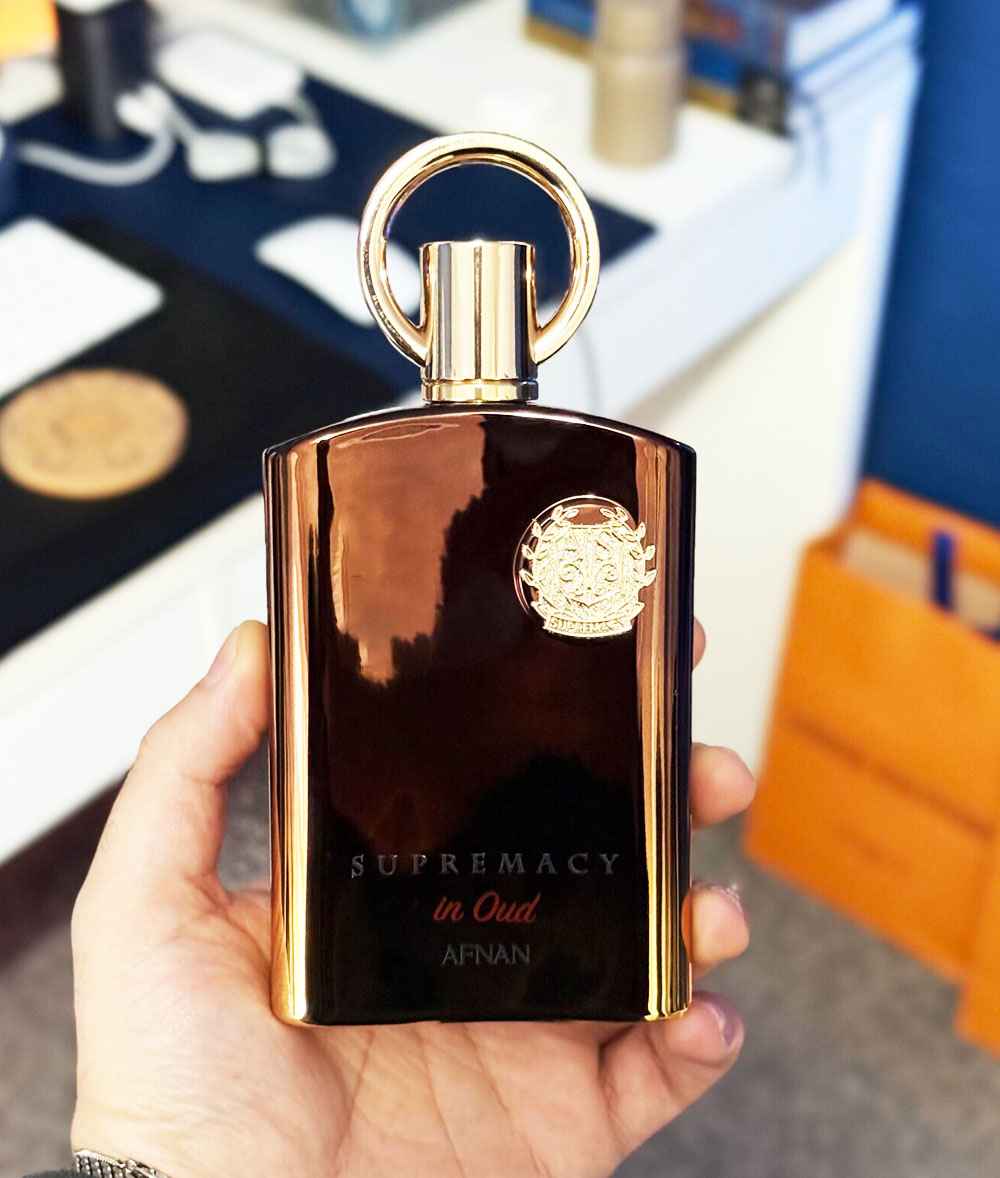 Afnan Supremacy in Oud uso real en mano mostrando el diseño del frasco