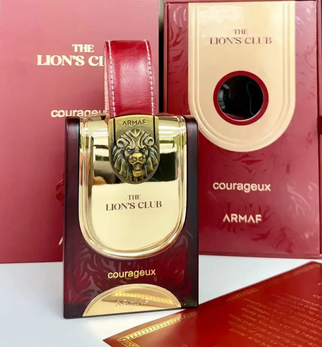Armaf Courageux perfume sobre mesa con presentación abierta real