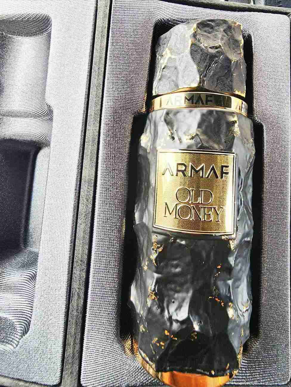 Perfume Armaf Old Money sobre mesa con caja abierta presentación real