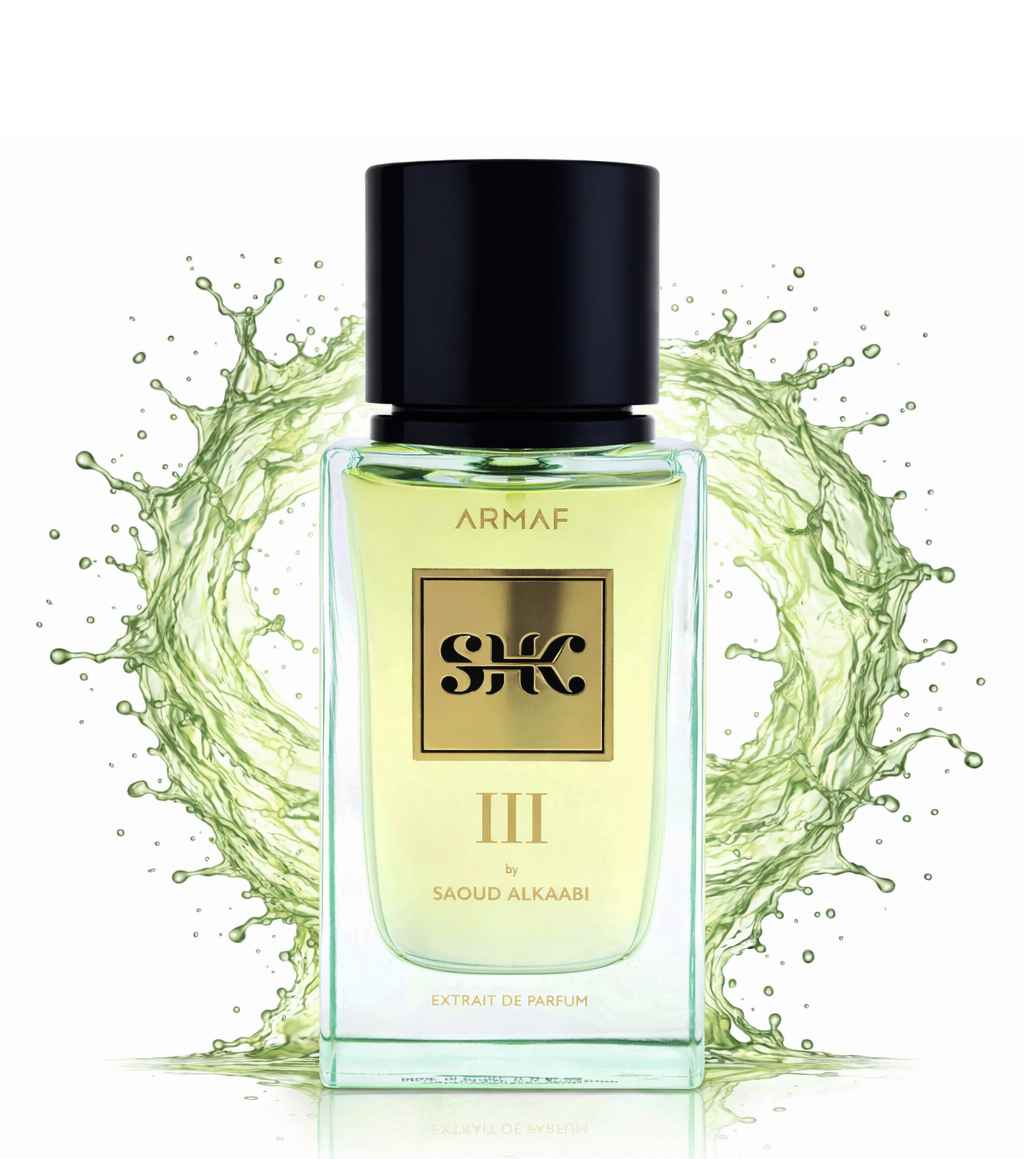 frasco armaf shk iii con líquido dorado sobre fondo blanco elegante