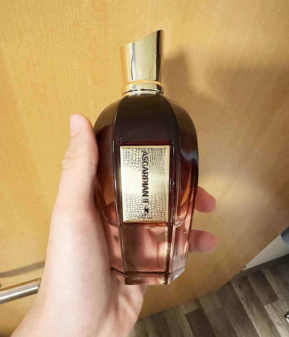 Volare Asgardian II frasco sostenido en mano mostrando tamaño real del producto