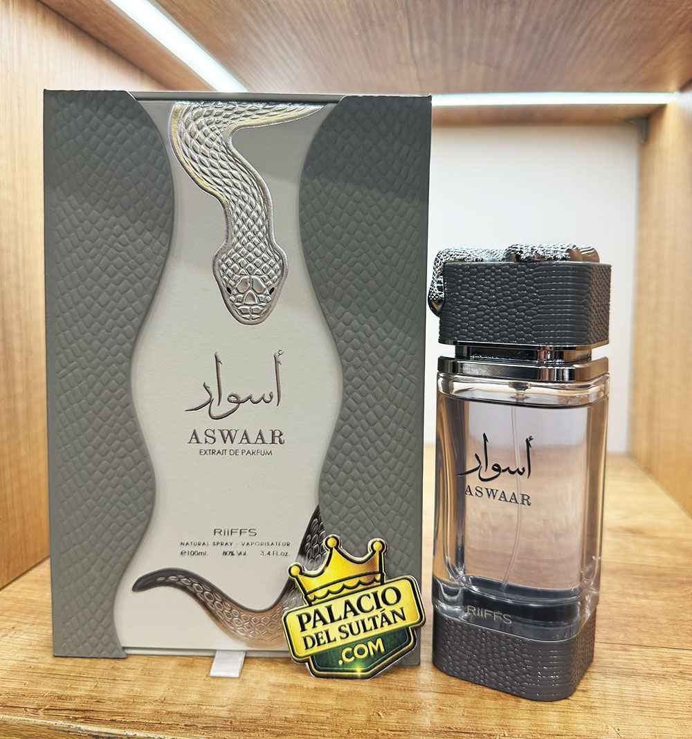 Perfume Aswaar Riiffs sobre superficie reflectante con iluminación suave