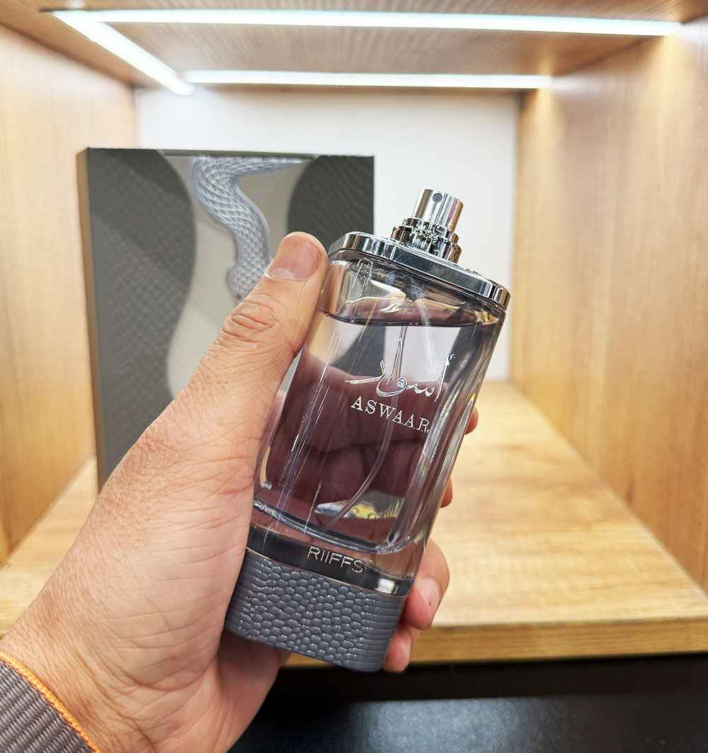 Detalle del tapón con diseño serpiente del perfume Aswaar Riiffs