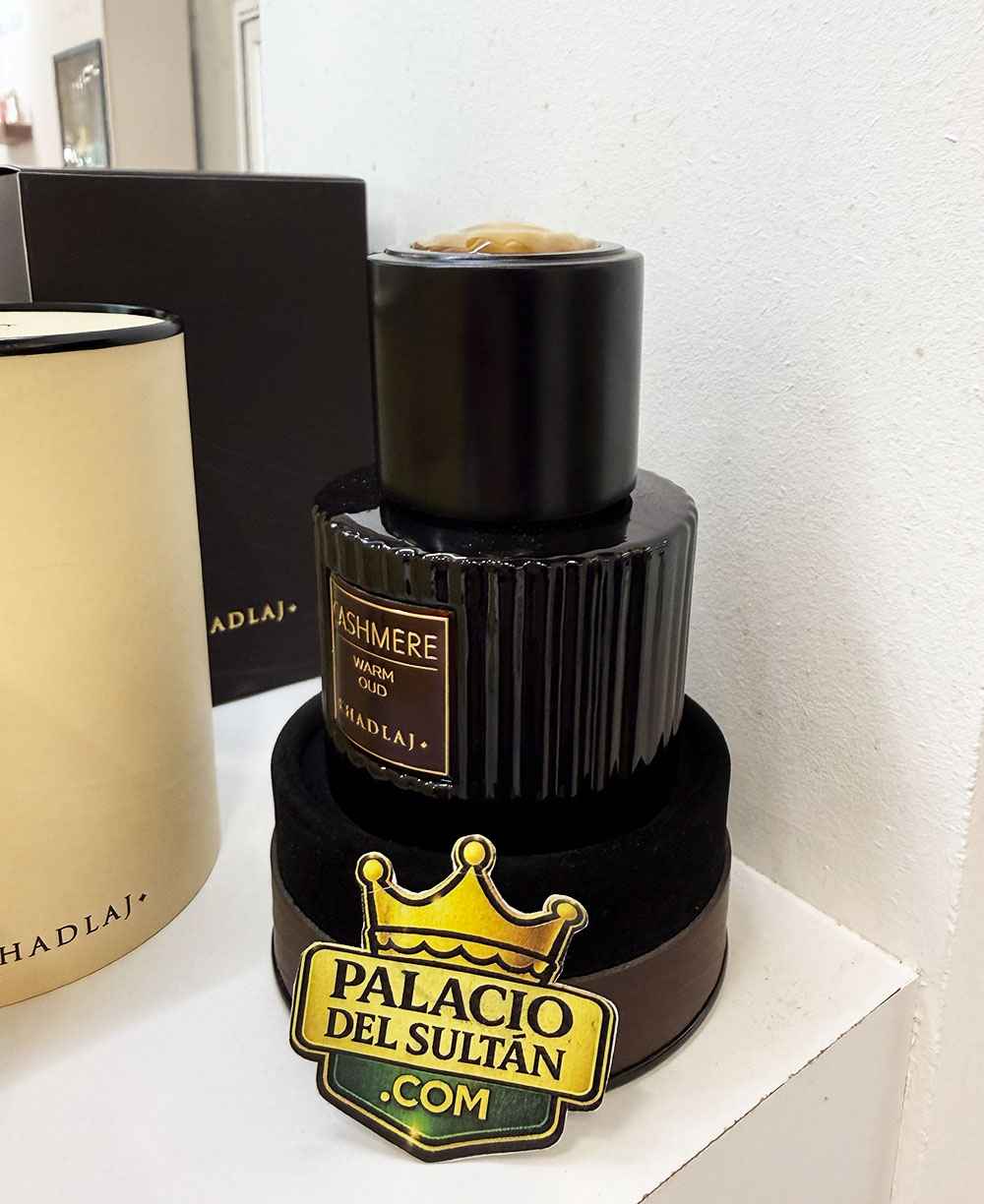 Khadlaj Cashmere Warm Oud imagen real mostrando el perfume sin edición sobre superficie