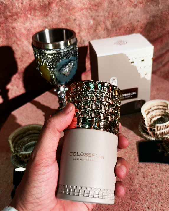 Fragrance World Colosseum sujetado en mano mostrando tamaño y proporciones reales