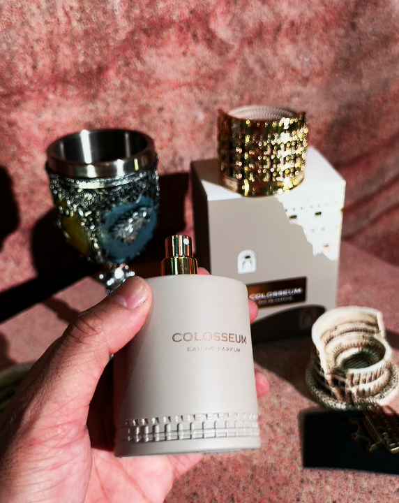Fragrance World Colosseum detalle del cristal con reflejos y acabado brillante