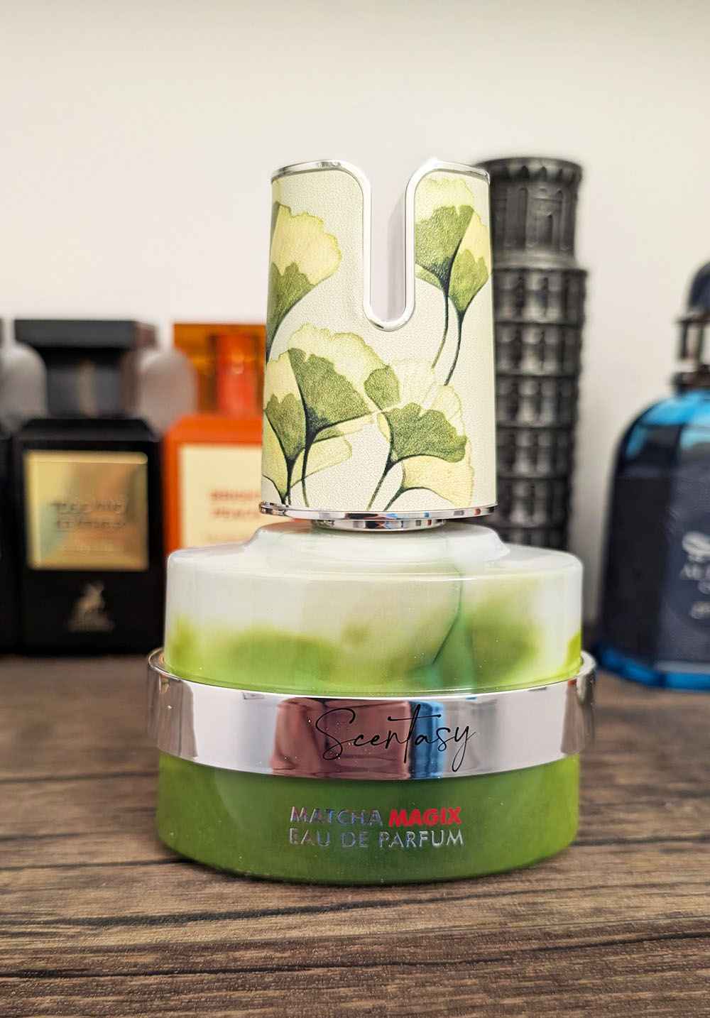 Armaf Matcha Magix frasco sostenido en mano mostrando tamaño real del producto