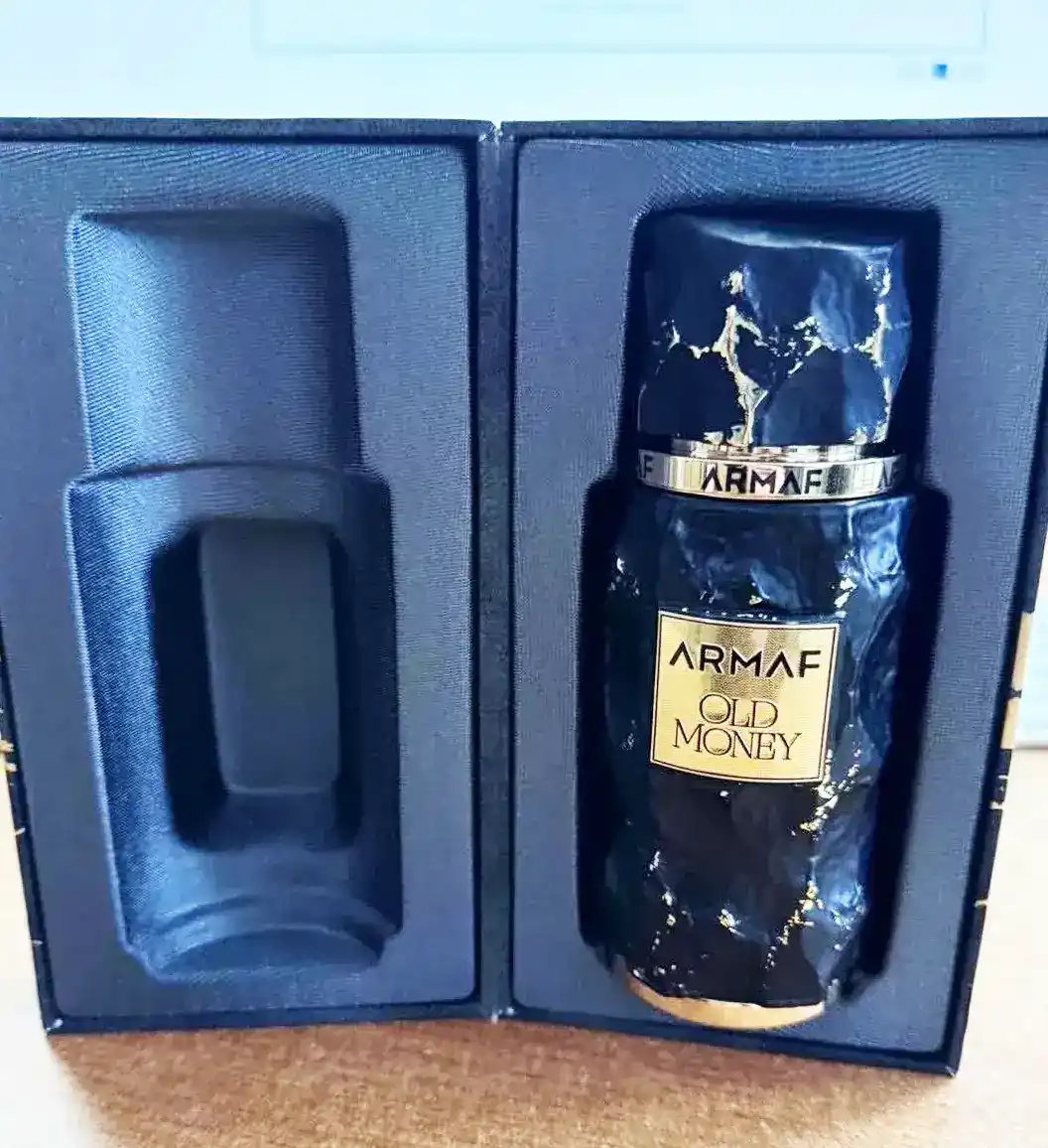 Perfume Armaf Old Money en uso real sostenido en la mano detalle