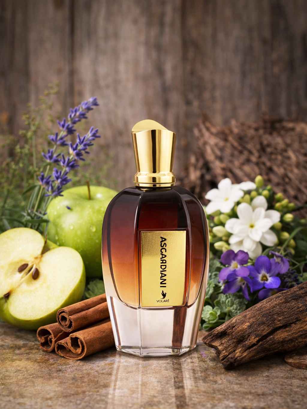 Volare Asgardian II frasco rodeado de manzana, especias y madera en ambiente cálido