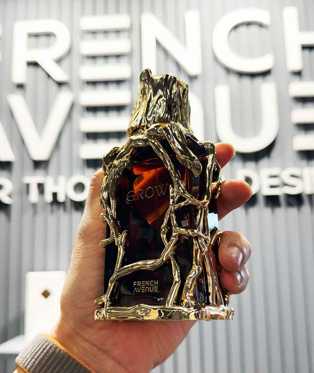 French Avenue Grow frasco sostenido en mano mostrando tamaño real del producto