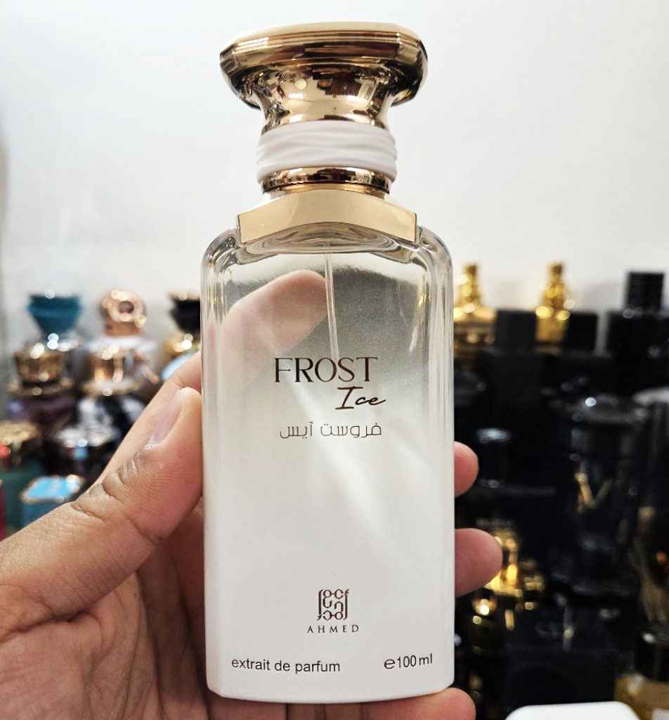 Ahmed Al Maghribi Frost Ice frasco sostenido en mano mostrando tamaño real