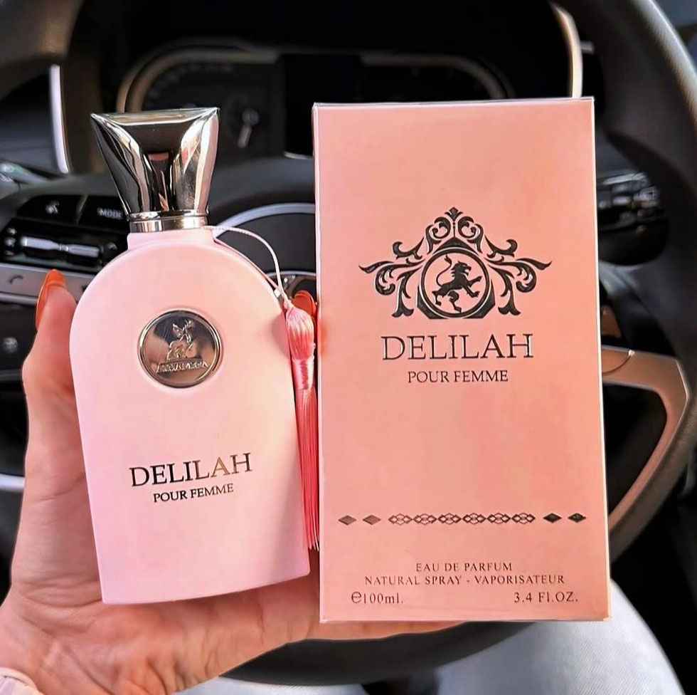 Maison Alhambra Delilah frasco sostenido en mano mostrando tamaño real