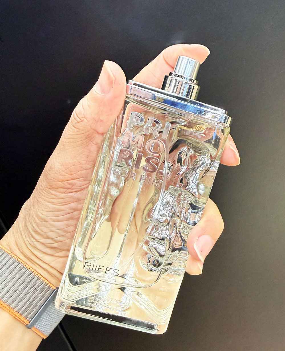 Imagen real del perfume Riiffs Primoris con botella y packaging