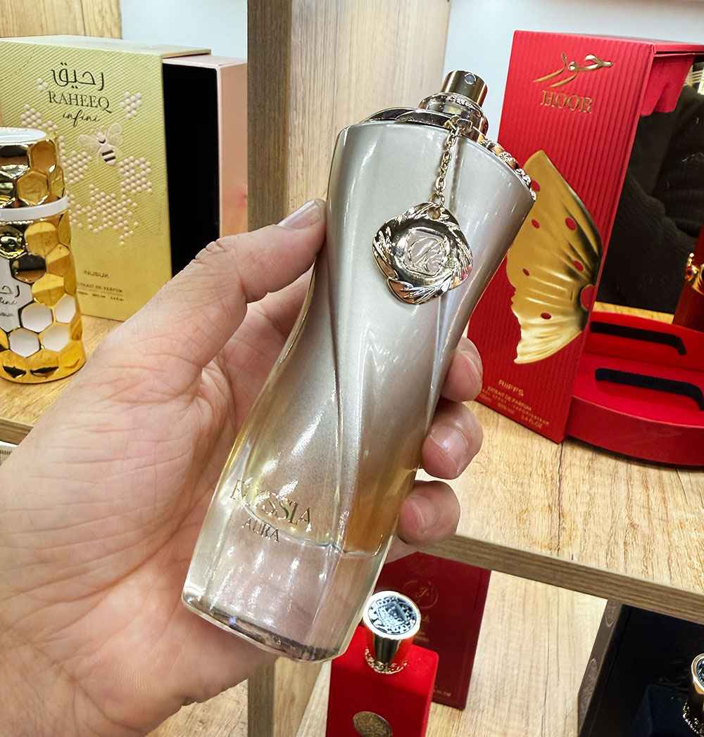 Riiffs Elyssia Aura detalle cercano del cristal con reflejos y acabado del frasco