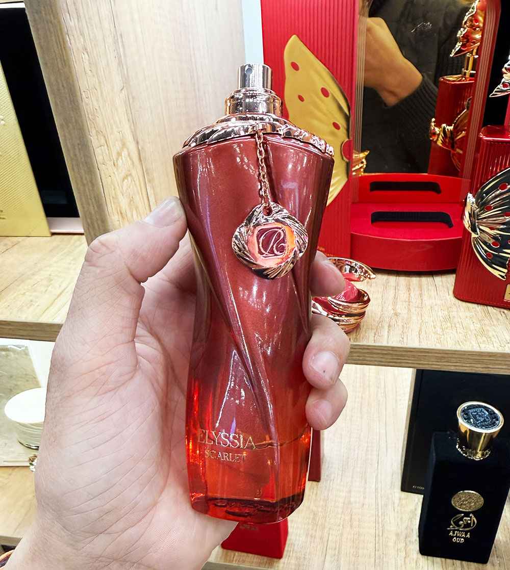 Riiffs Elyssia Scarlet primer plano del cristal y detalles del pulverizador del frasco