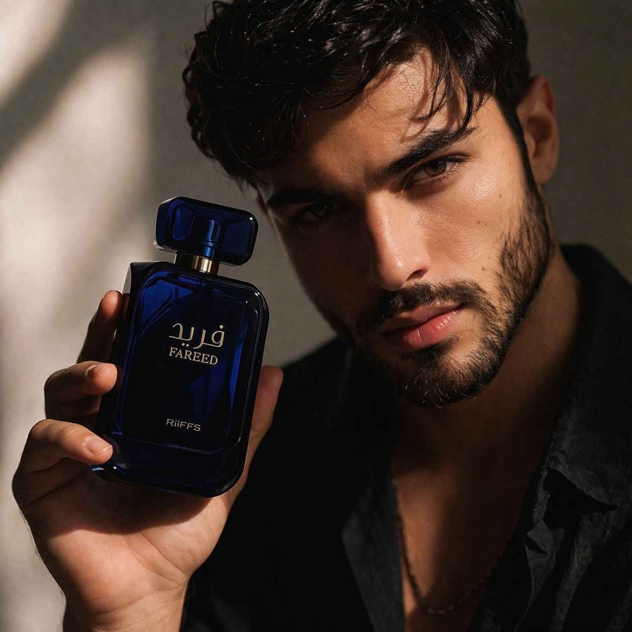 Riiffs Fareed perfume con modelo masculino elegante en ambiente nocturno interior