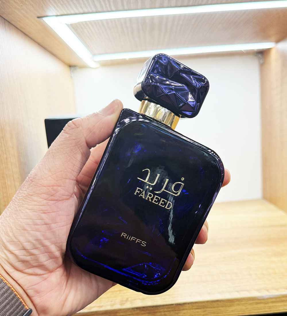 Riiffs Fareed frasco sostenido en mano mostrando tamaño real del perfume
