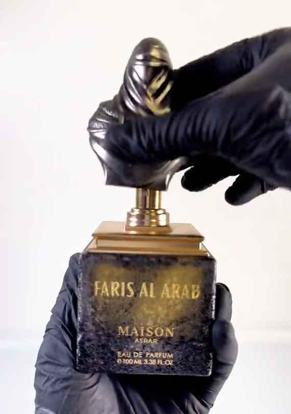 Maison Asrar Faris Al Arab primer plano del tapón, cristal y detalles dorados.