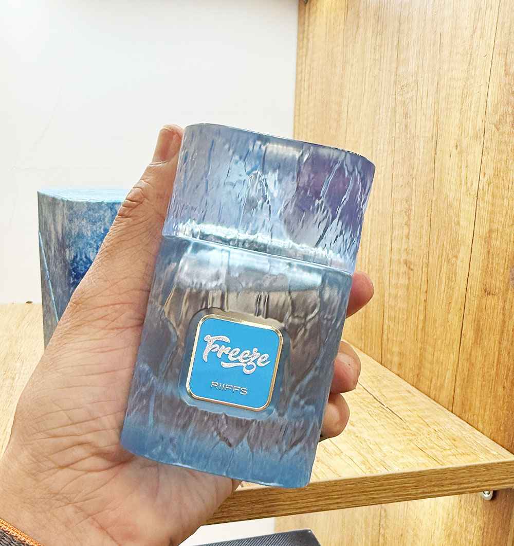Riiffs Freeze frasco sostenido en mano mostrando tamaño real del perfume