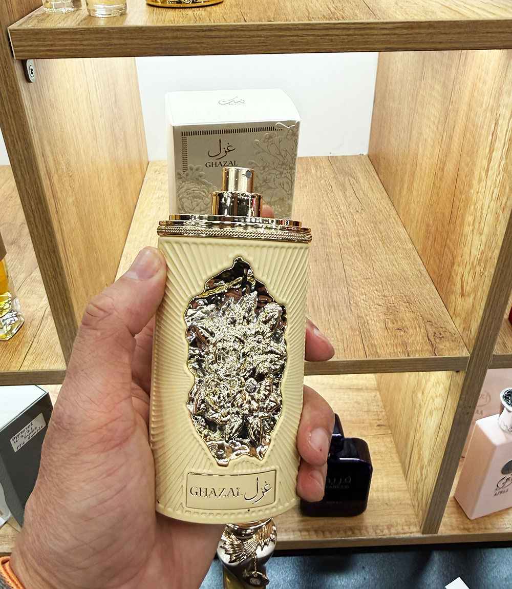 Detalle del diseño frontal del perfume Nusuk Ghazal con acabado metálico