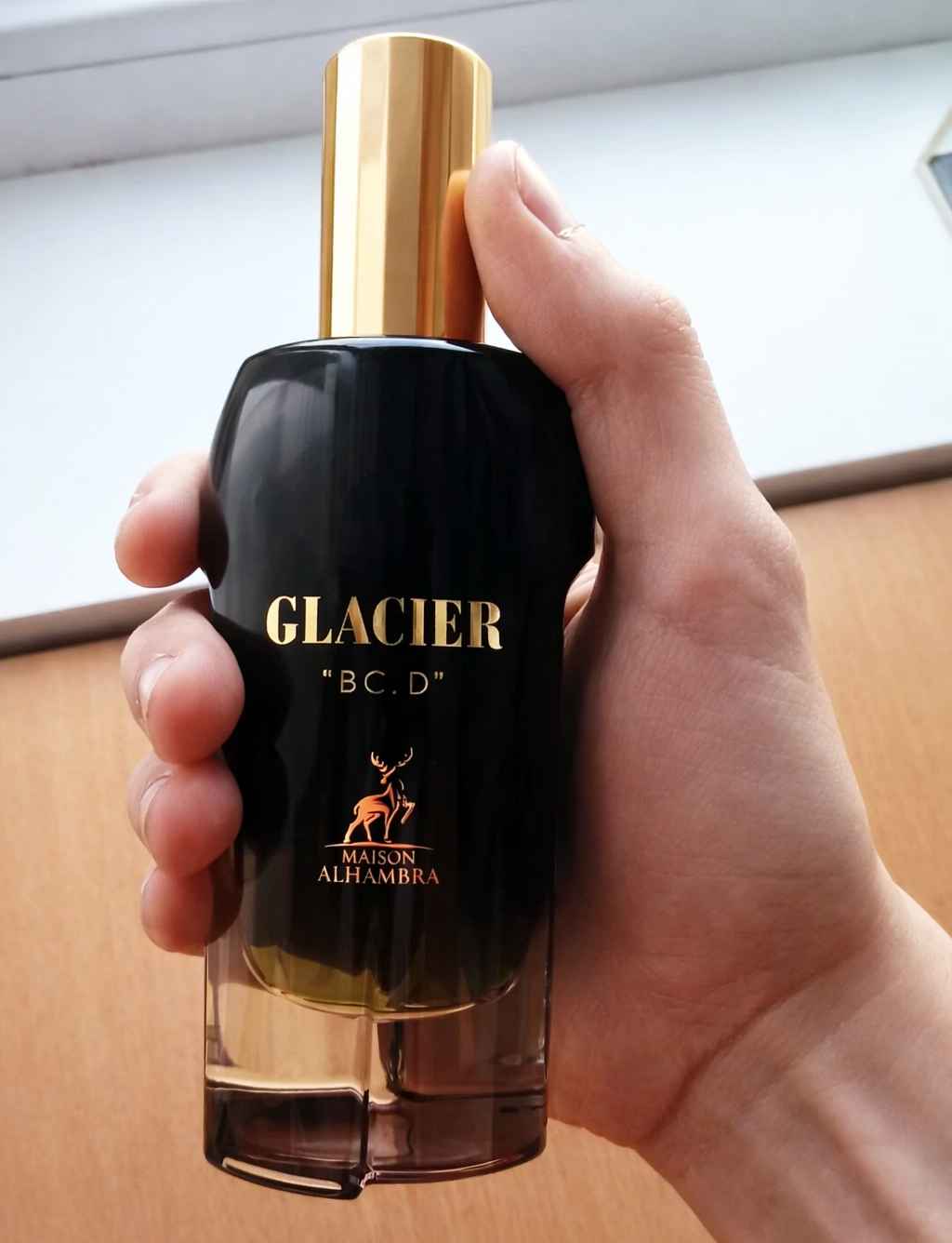 Glacier Le Noir perfume en mano uso real masculino