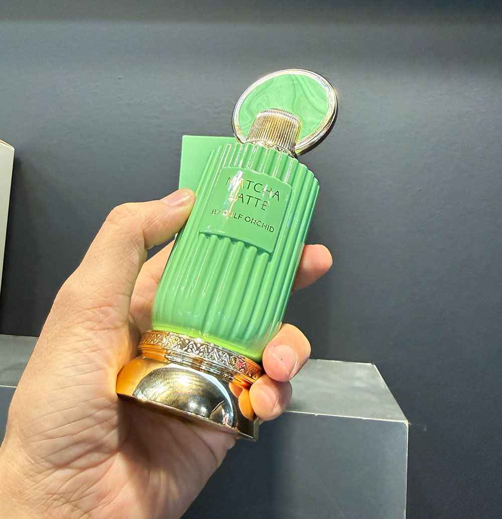 Matcha Latte Gulf Orchid frasco sostenido en mano mostrando tamaño real