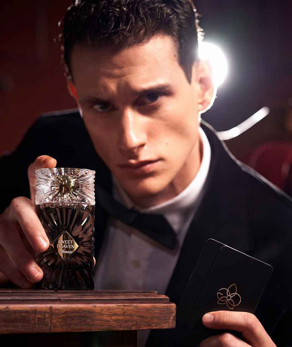 Gulf Orchid Sweet Heaven Tobacco anuncio publicitario con modelo en ambiente nocturno