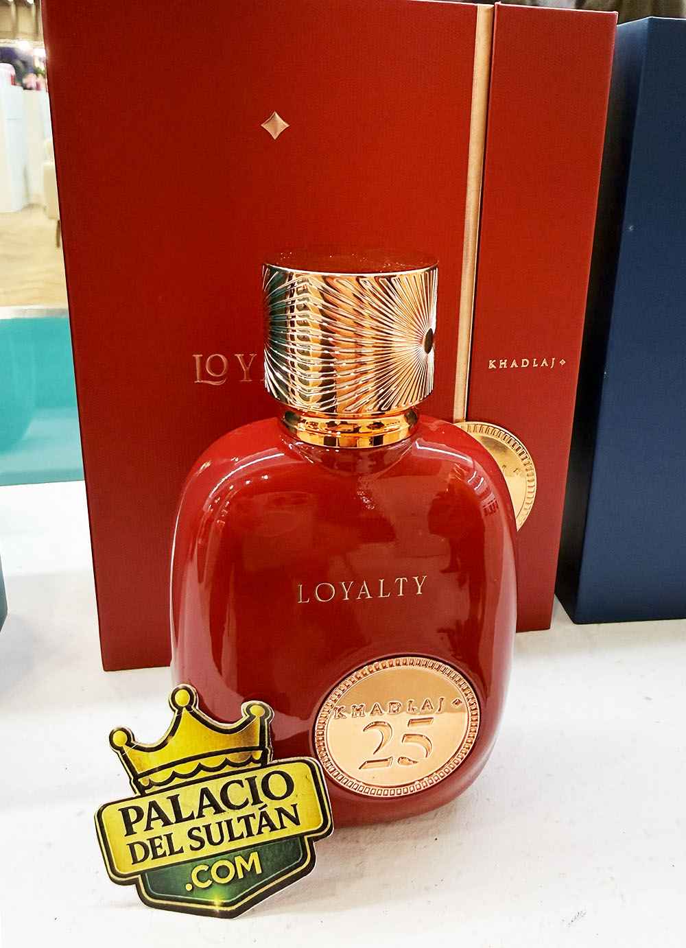 foto real de Khadlaj 25 Loyalty frasco con iluminación cálida y