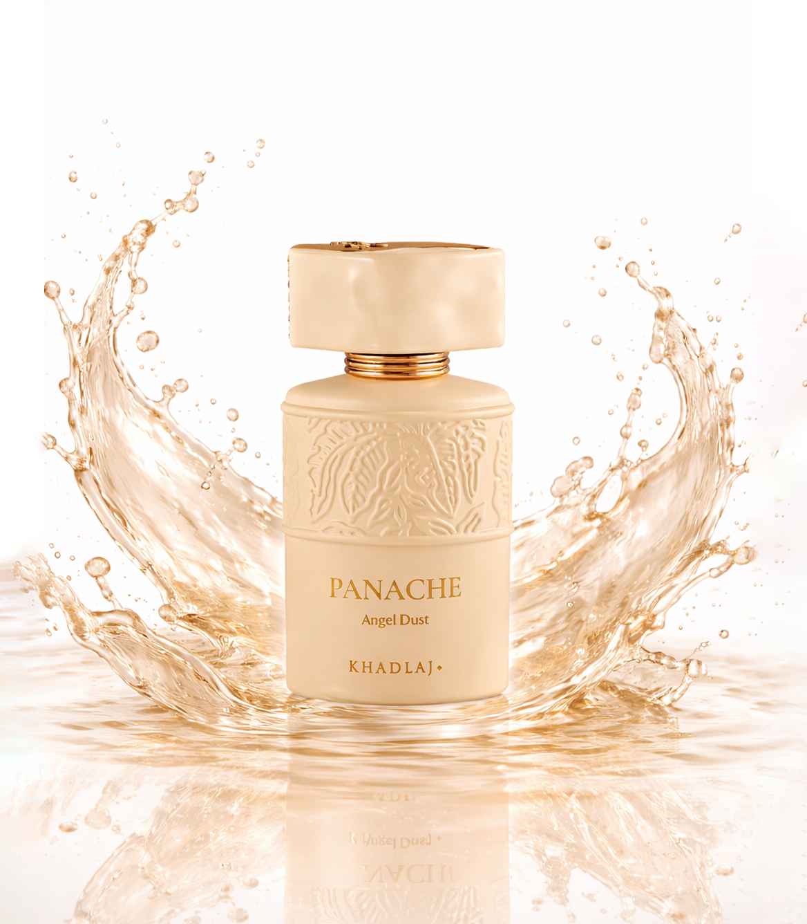 Khadlaj Panache Angel Dust botella rodeada de líquido dorado en movimiento dinámico