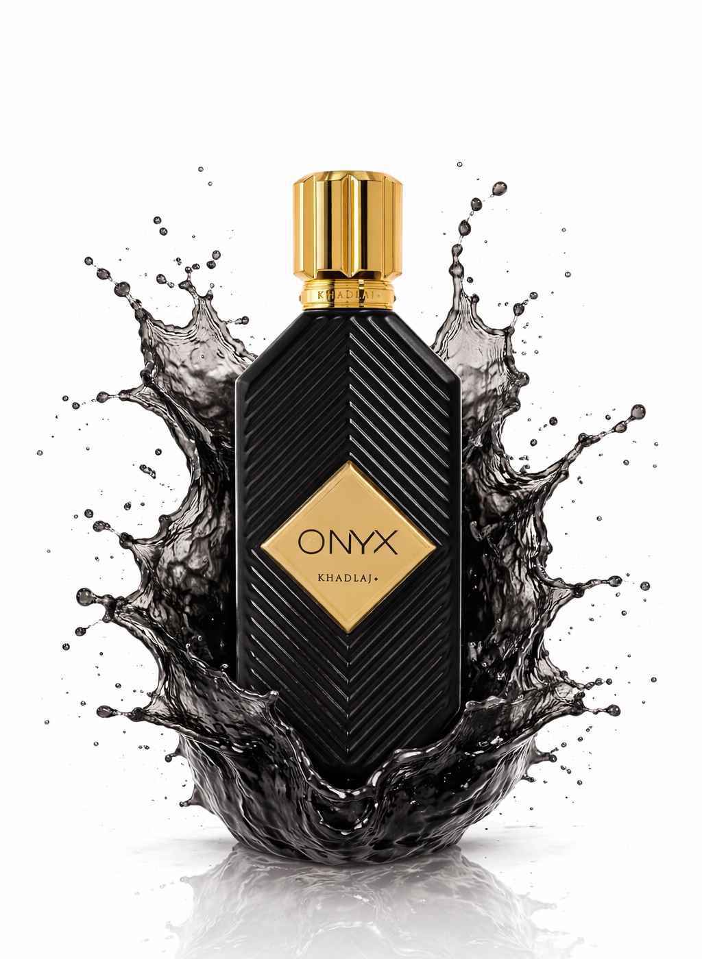 Khadlaj Onyx frasco con líquido oscuro en movimiento tipo splash intenso sobre fondo blanco