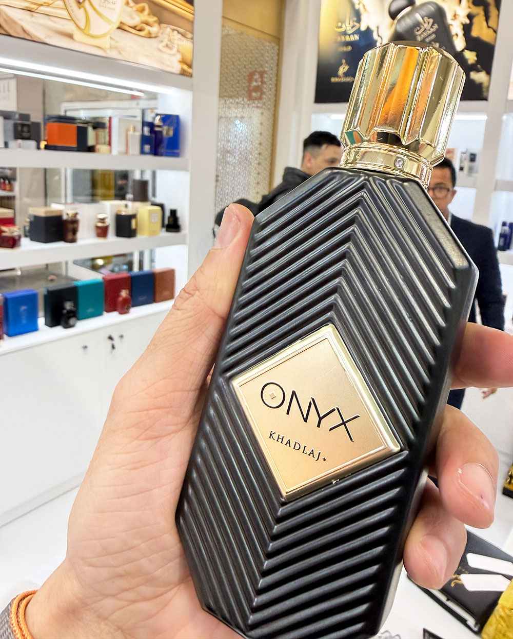 Khadlaj Onyx vista cercana del tapón y textura del diseño con reflejos suaves