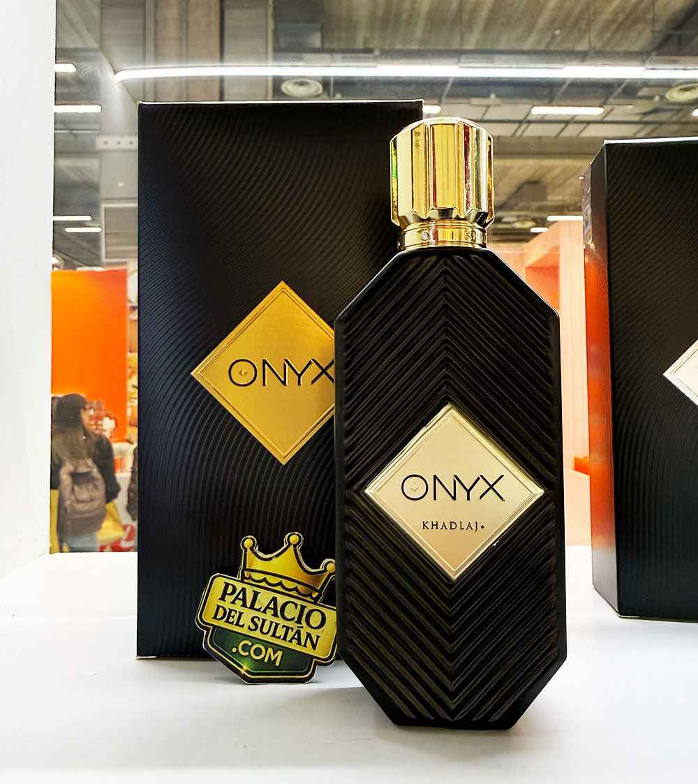 Khadlaj Onyx foto real del perfume mostrando frasco oscuro y detalles metálicos