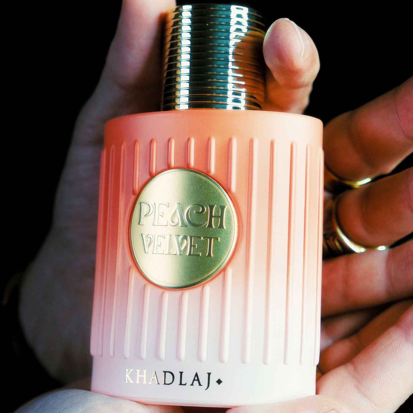 Khadlaj Peach Velvet primer plano del tapón y detalles del vidrio ahumado