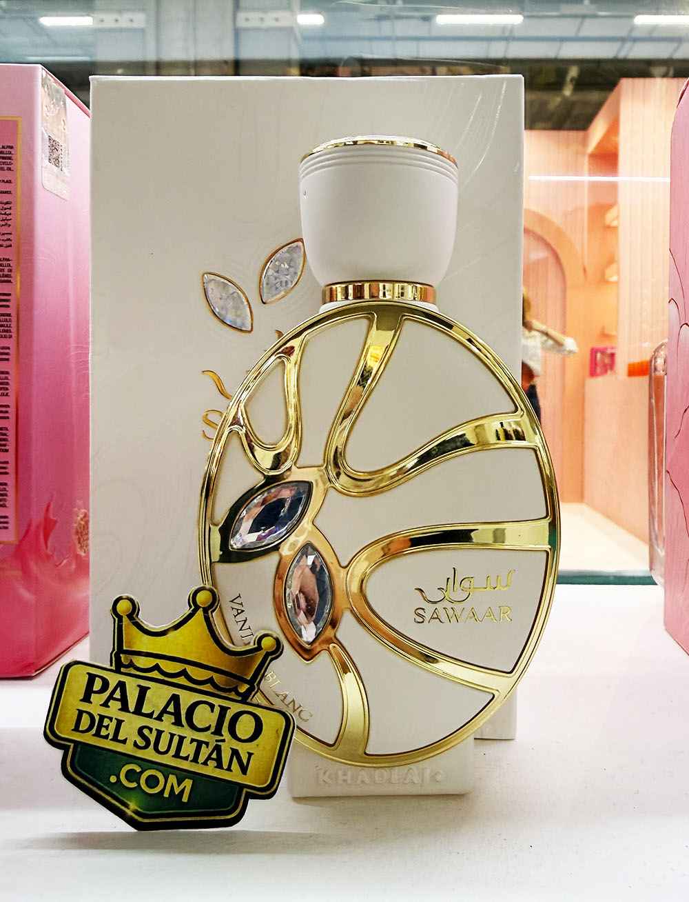 Perfume Khadlaj Vanille Blanc en mano mostrando uso real y tamaño